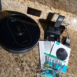 LIKE NEW! Works like a Roomba, “Robo Vac “ w/ Extra Replacement Parts