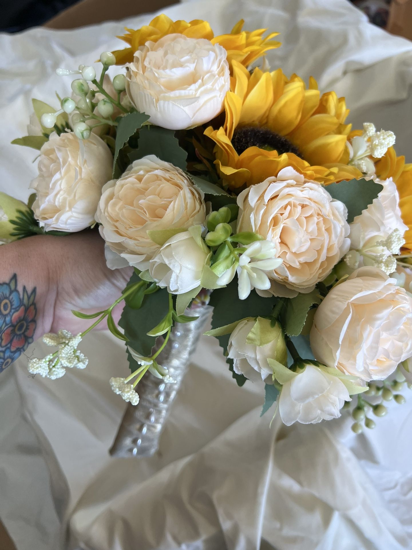 Bridal Boquet, 4 Bridesmaid Boquet And 2 Flower Girls Boquet