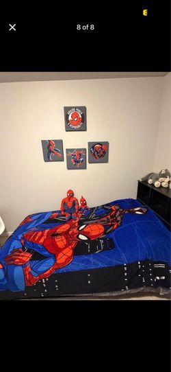 Spider-Man Wall Art & Plush Set decor