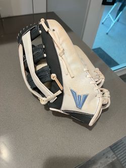 Easton Boys / Girls ( Youth ) 12 inch softball / Baseball glove Ghost Flex in excellent condition - Ahwatukee area