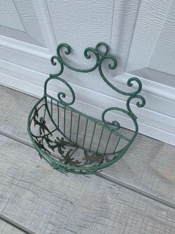 Vintage Green Wrought Iron Wall Basket Planter Hanging Garden Decor Shabby Chic
