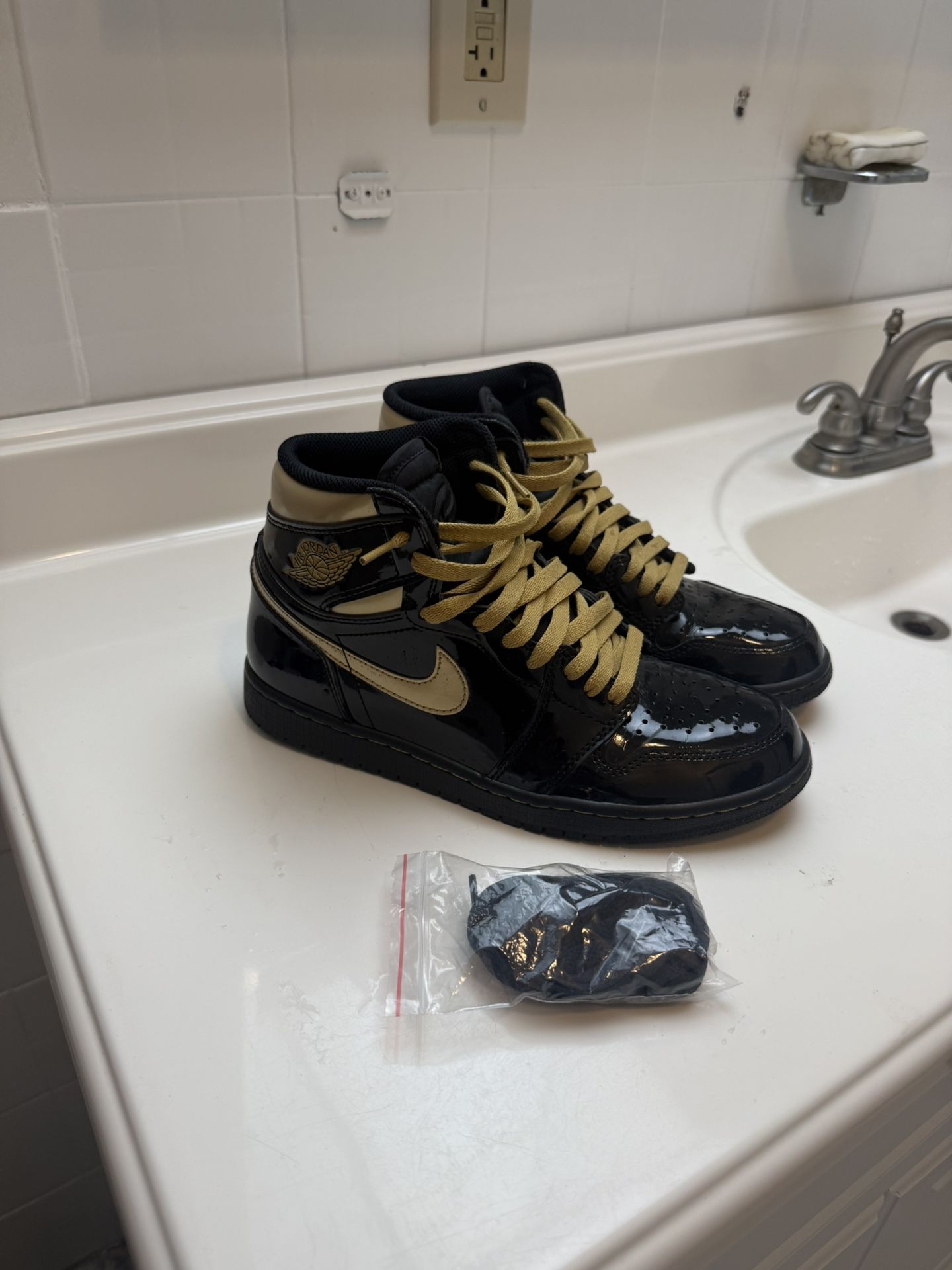 Air Jordan 1 Retro High OG Black/gold Metallic