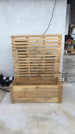 Planter with privacy screen