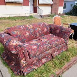 Love Seat. Non Smoking Home- ($0)