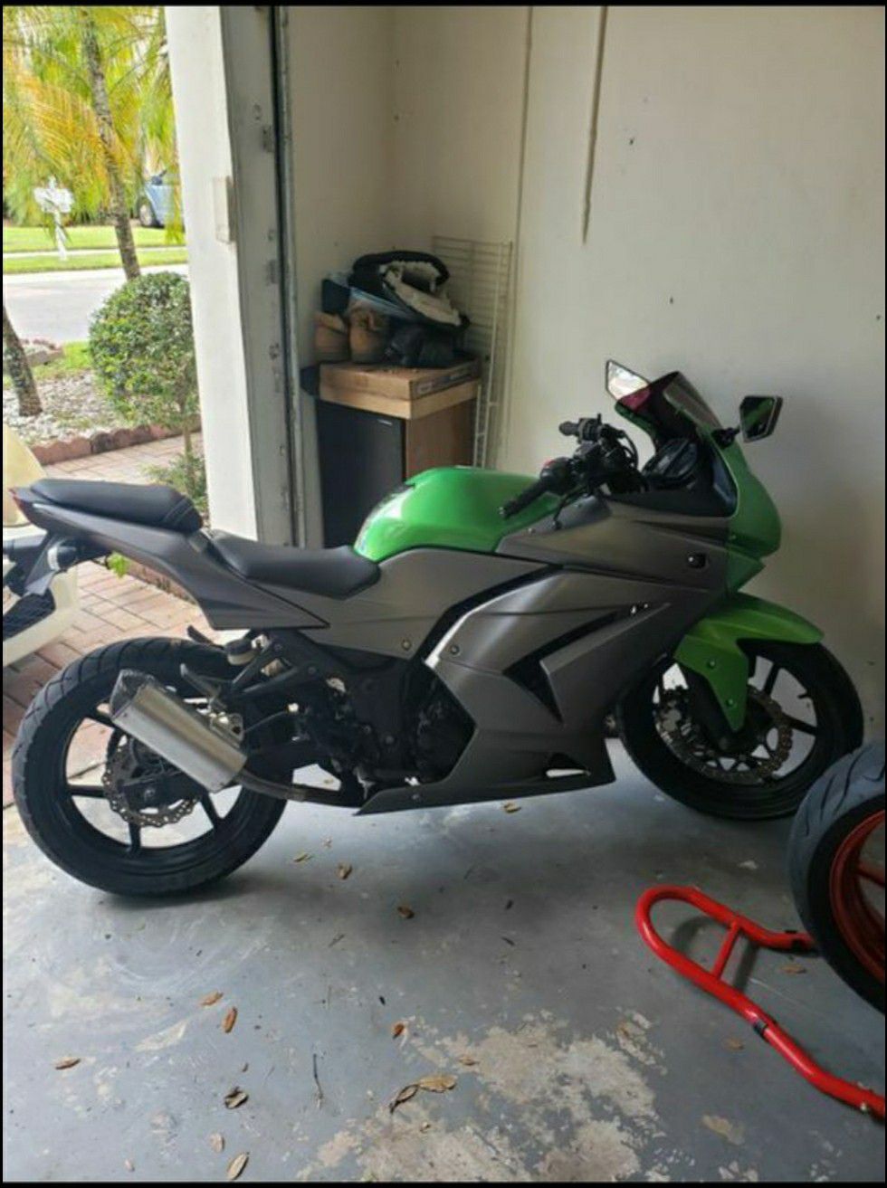 Motorcycle Trade for PICKUP truck or WORK van or SUV Kawasaki ninja 250 perfect condition all service records everything new