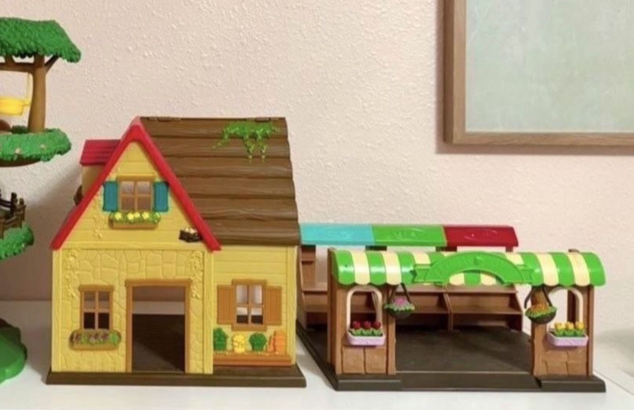 2 Doll Toy Houses 