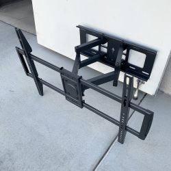 New In Box $45 Full Motion 37-75 Inches TV Wall Mount Bracket Dual Arms Swivel Tilts Max 110lbs