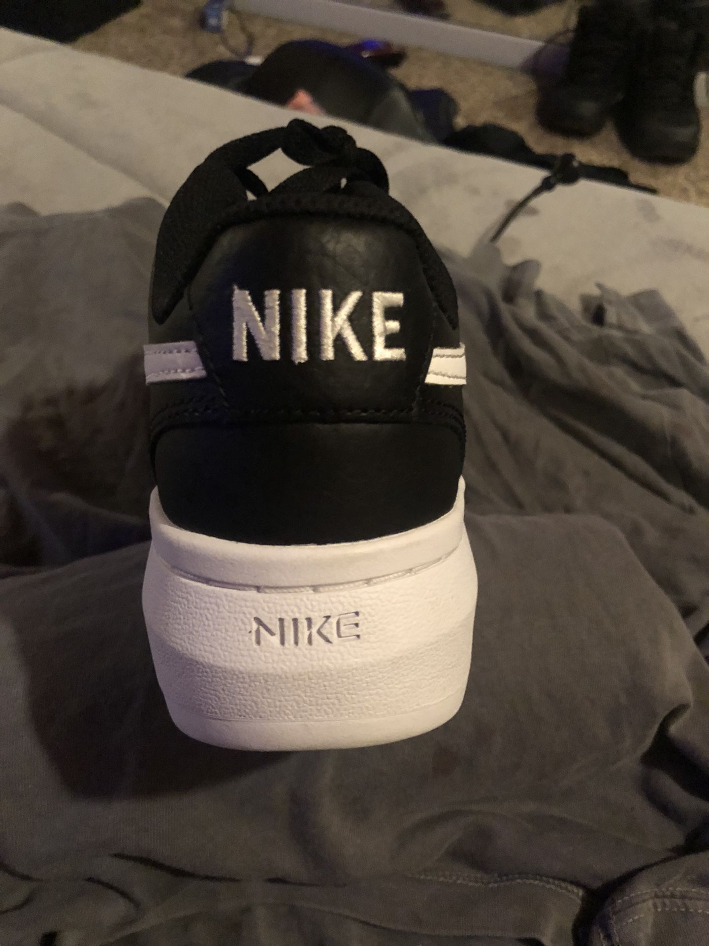 NIKE