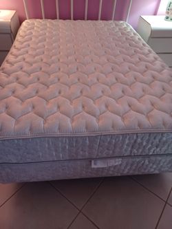 Excellent  condition. Serta Full Size Mattress, Box Spring, Headboard, Frame./ Juego de cama