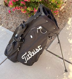 Titleist Carry Golf Bag with Rain Cover ——the main pocket has blacked name on pocket