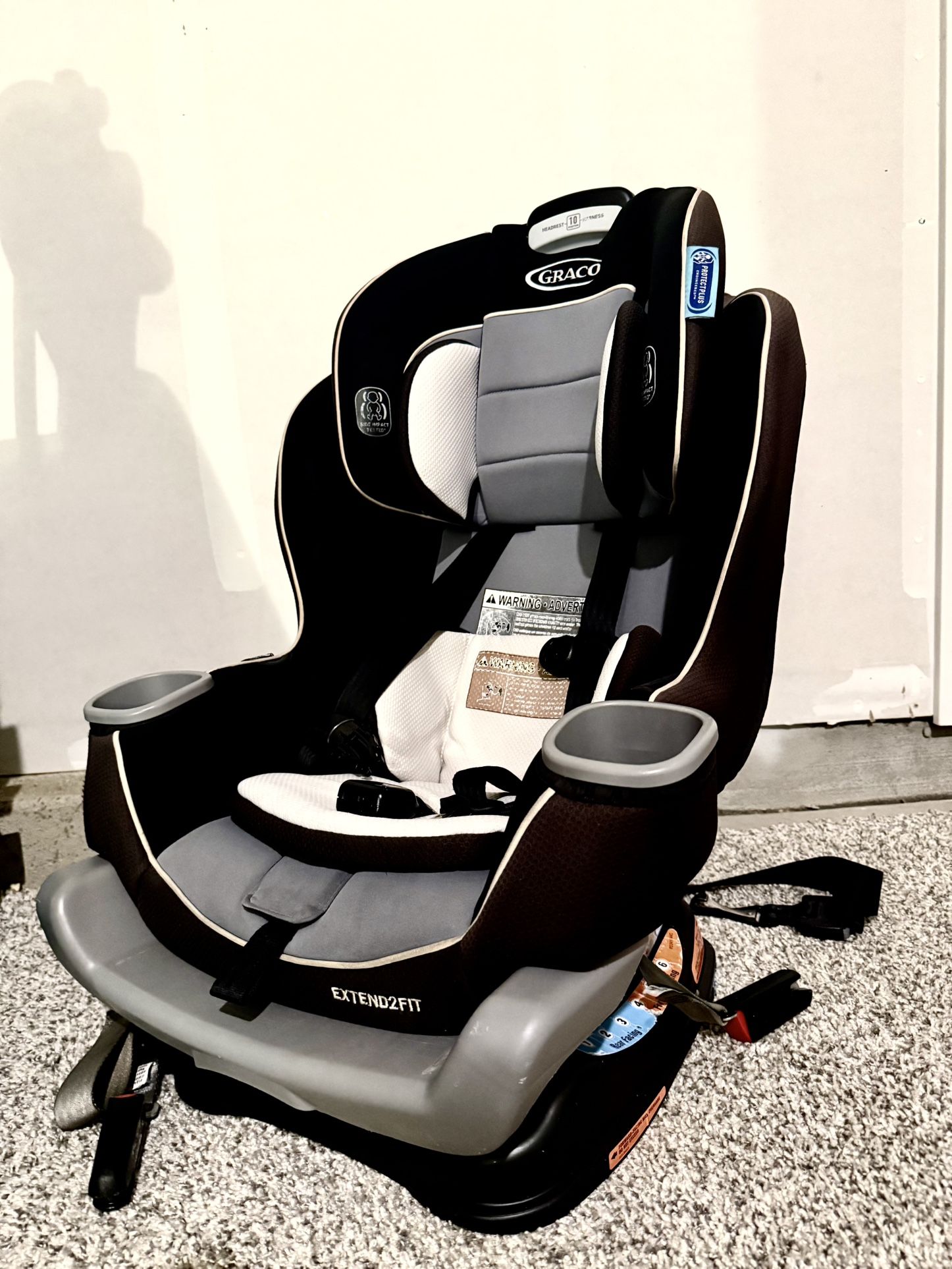 Car seat (Graco Extend2Fit Convertible Car Seat) – Great Condition
