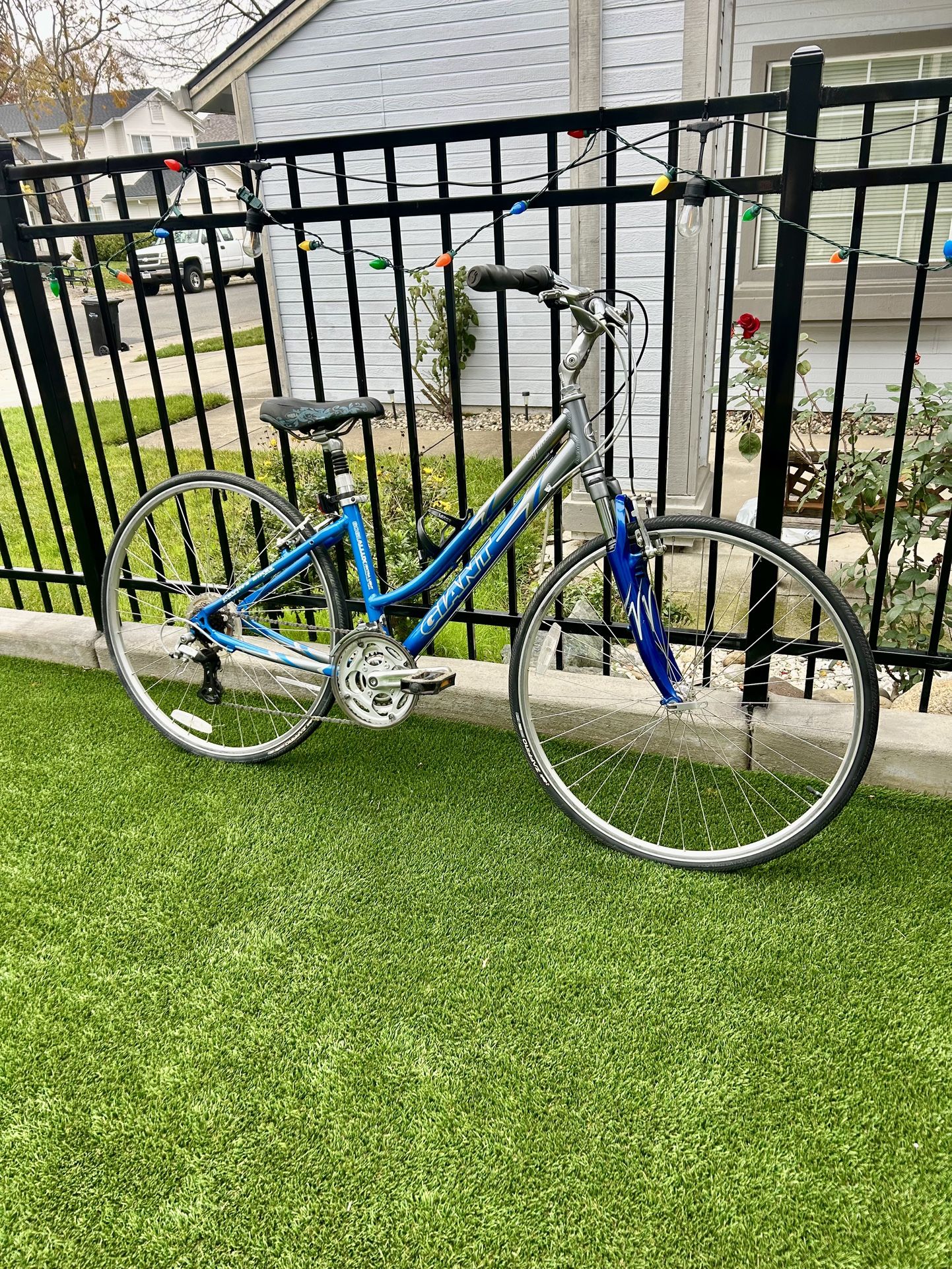 GIANT CYPRESS HYBRID BIKE 700cc Wheels