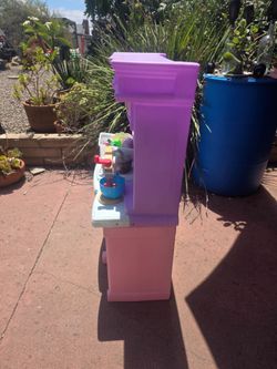 Children's play kitchen