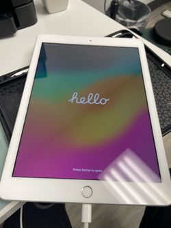iPad 6 with case and Apple Pencil