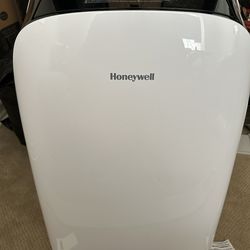 Air conditioner  Honeywell 12,500 BTU (550 Sq. Ft)