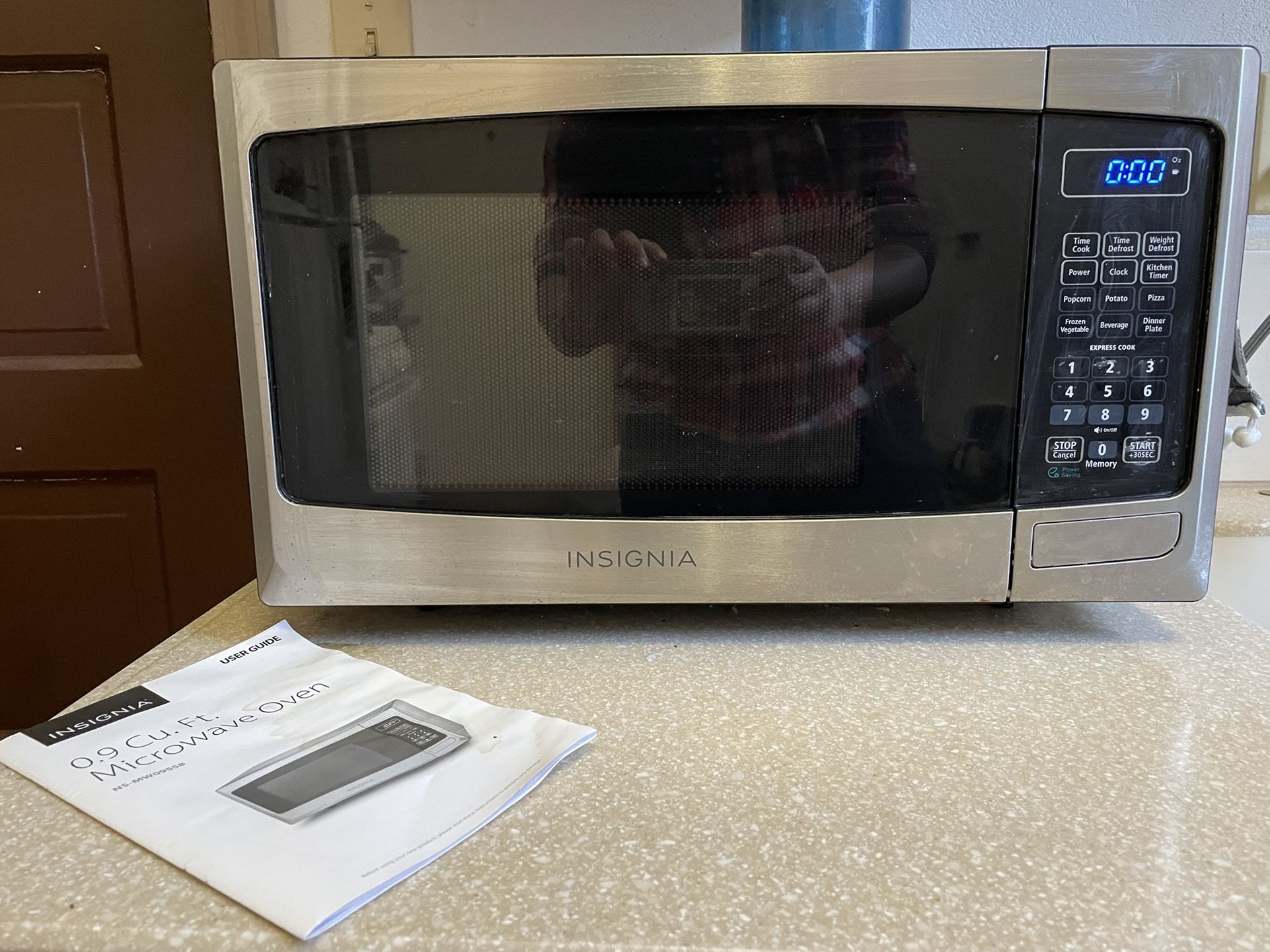 Insignia - 0.7 Cu. Ft. Compact Microwave - Black for Sale in New York, NY -  OfferUp