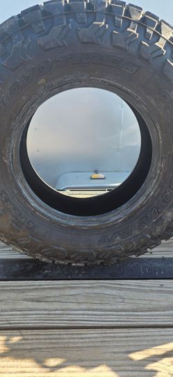 Single (1) Like New LT 285/75R17 Toyo Open Country R/T Trail Tire - Load E