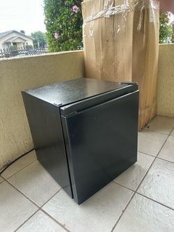 Hisense 1.6 Cu ft Single Door Mini Fridge, Black