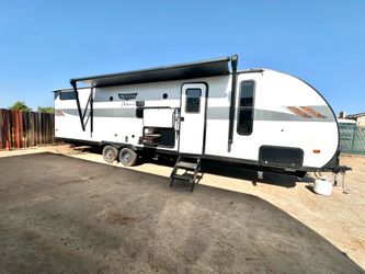 2023 LIKE NEW 33FT PLATINUM