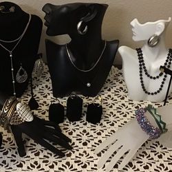Vintage to Modern Wearable Jewelry & Accessories  Lot / Lote de Joyas Antiguas y Modernas, todo usable. (Se habla Español)