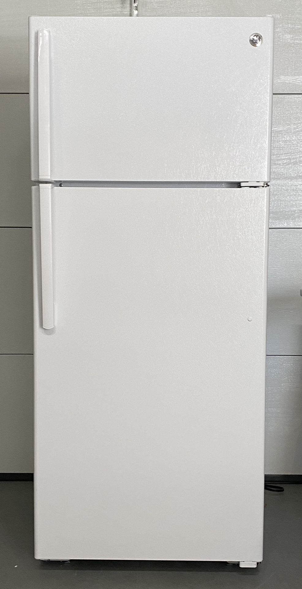 GE Refrigerator 17.5 Cu. Ft. Excellent Condition.
