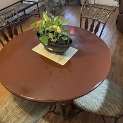 Dinning Table With 4 Chairs Used In Very Good Condition 