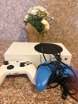Xbox – Excellent Condition + 2 Controllers!
