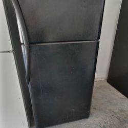 Refrigerator Has Ice Maker Black