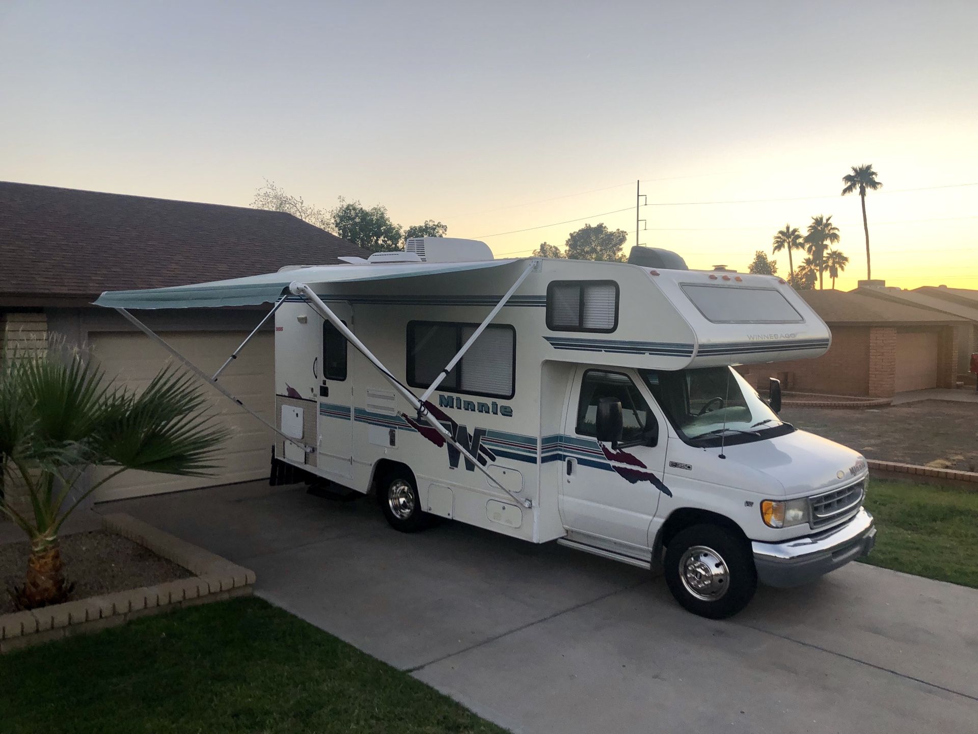 2000 minnie Winnie 21ft class c low miles $17,900 O.B.O.