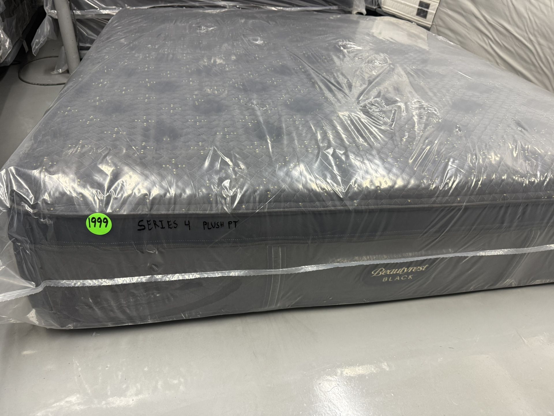 KING SIZE SIMMONS BEAUTYREST BLACK SERIES 4 (PLUSH) PILLOW TOP MATTRESS & BOX SPRINGS BED SET