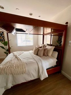 Thomasville Canopy Queen Bed