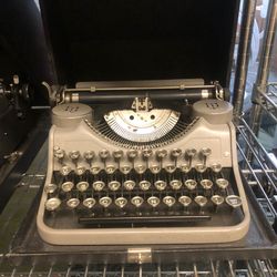 Vintage typewriter as in picture in excellent condition👍