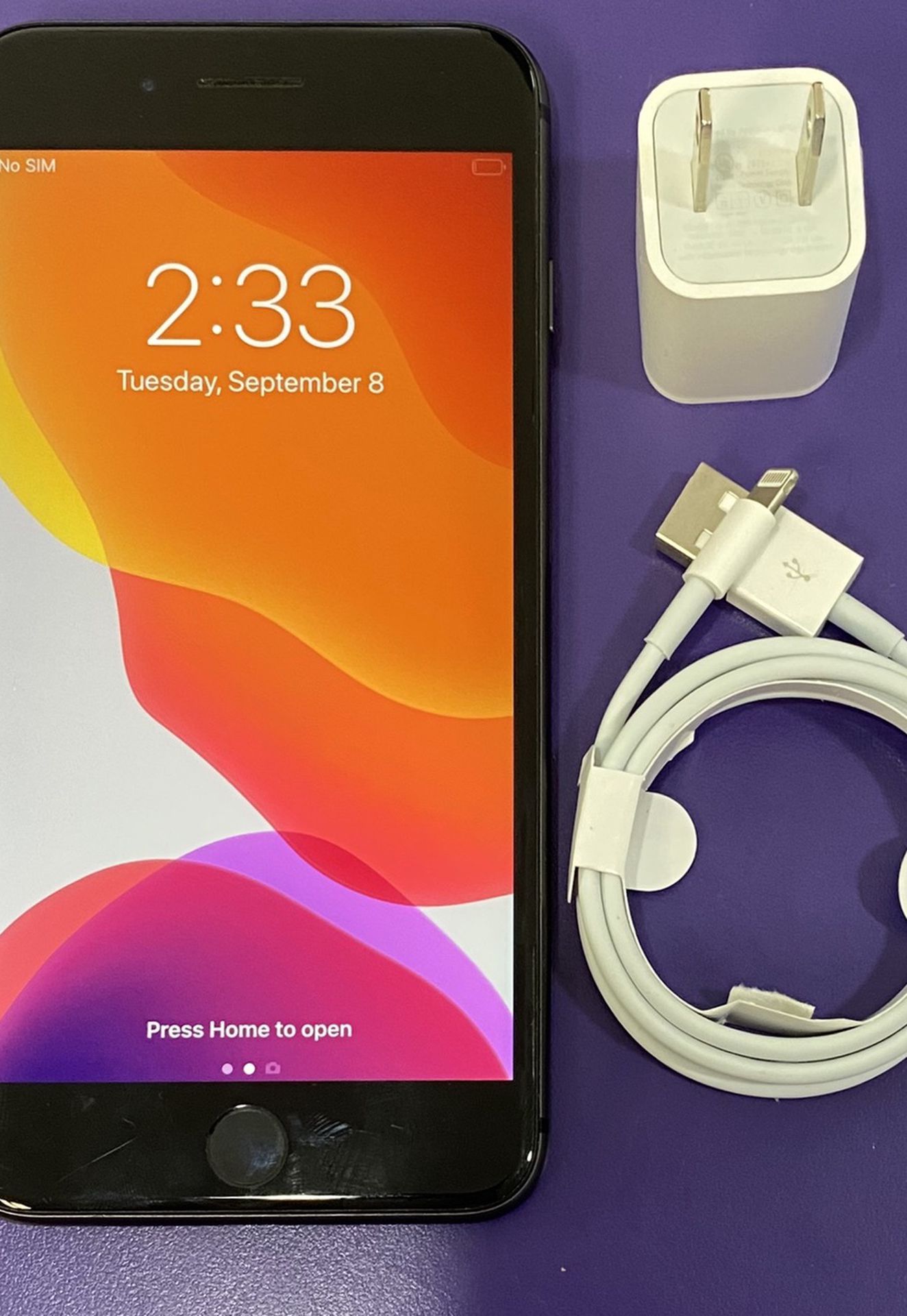 Factory unlocked apple iphone 8 plus 64 gb , store warranty
