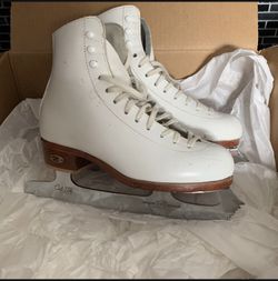 Riedell’s Ice Skates with MK Club 2000 Size 2. 1/2.