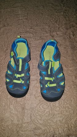 Kids water shoes ,not sure the size tho