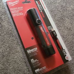 Milwaukee 800 Lumens LED USB Rechargeable Fixed Focus Flashlight (NEW)