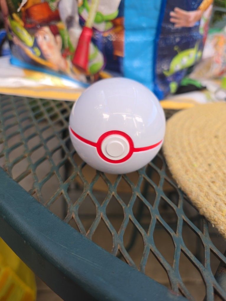 Clip On Poke Ball With Pokémon Action Figure