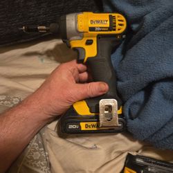 Dewalt Drill  20 Max   Charge And Bag 