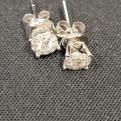 14kt White Gold Diamond Earrings