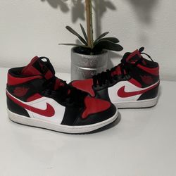 Jordan 1 Mid Size 9