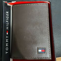  Tommy Hilfiger Trifold Wallet
