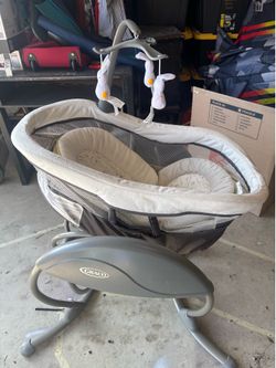 Graco Baby Swing - Must go fast!