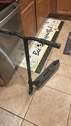 USED Madd Gear Carve Elite stunt scooter in a black and gray color way