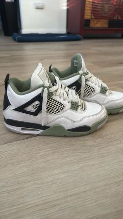 Woman’s Air Jordan 4 Retro “Sea foam”, size 7.5