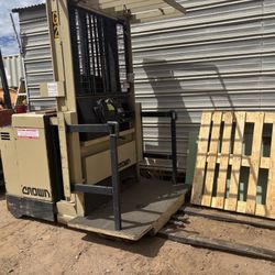 Crown Order/Stock Picker Forklift 