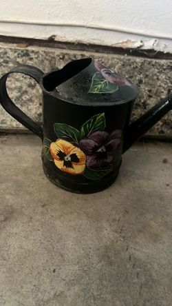 Beautiful Water  pot 💦! Its made out of metal with amazing color and flowers 🌺