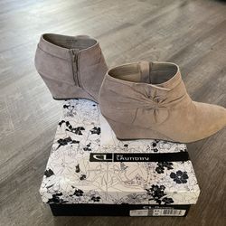 Chinese Laundry Vivid Suede Pebble Taupe Heels – Neutral Statement Shoe – Size 8.5