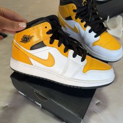  Jordan 1 Mid
