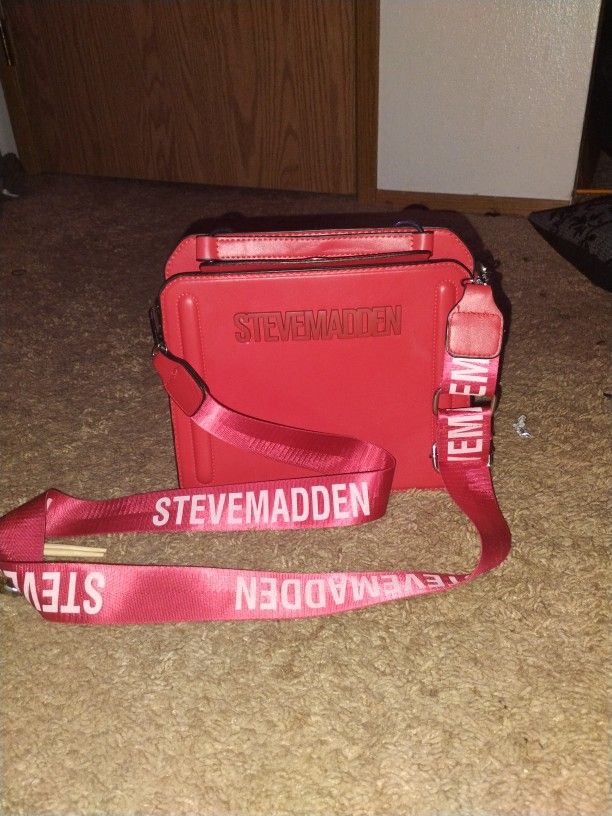 NEED GONE ASAP 25$ OBO. Steve Madden Red Shoulder Strap Bag