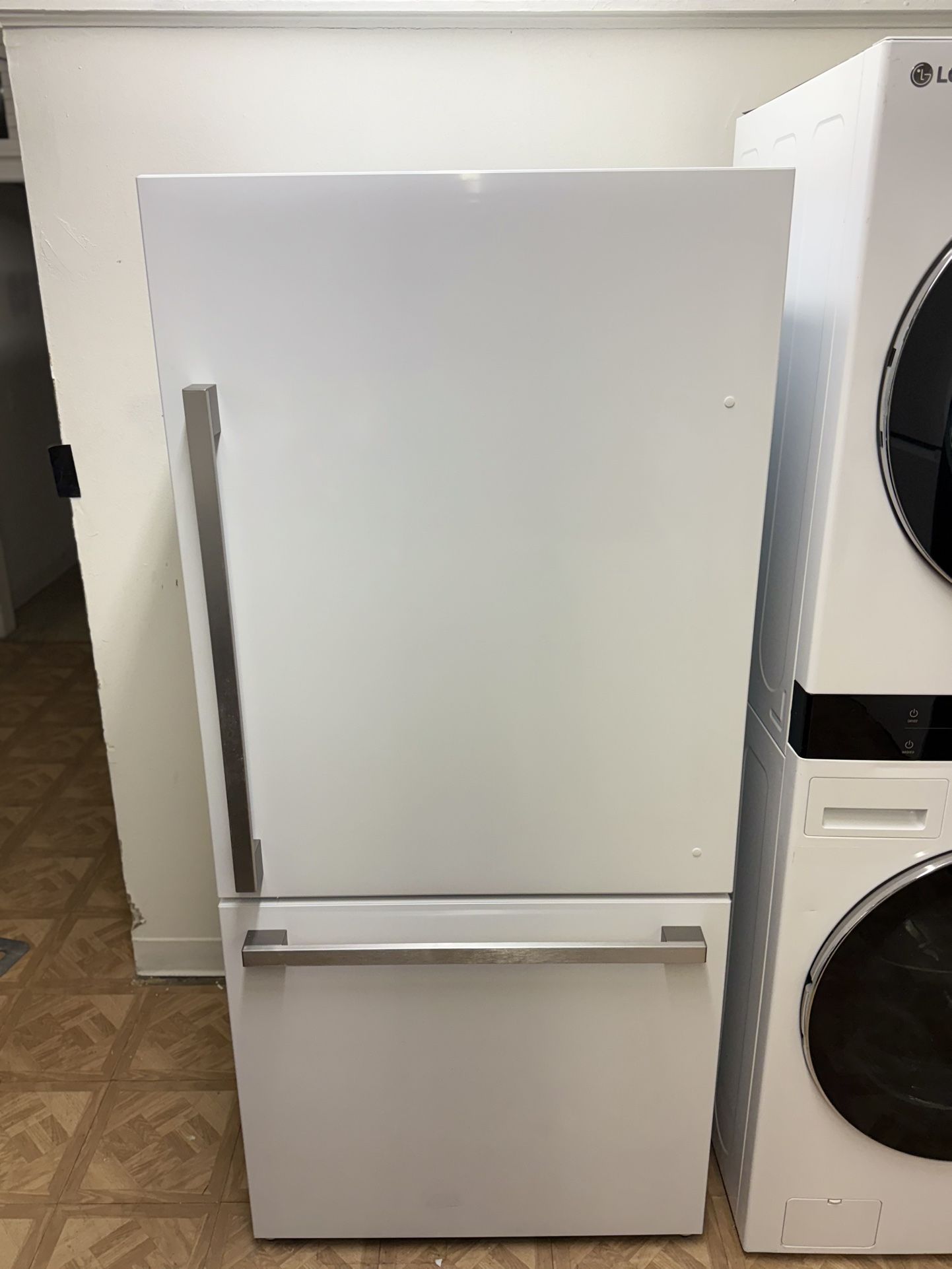HISENSE BOTTOM/FREEZER REFRIGERATOR . 